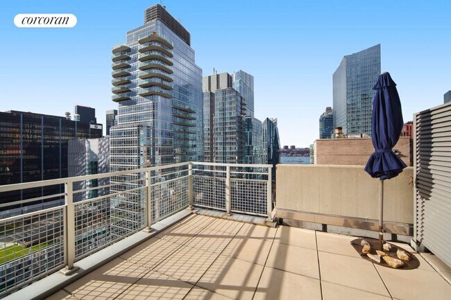 Building Photo - 225 W 60th St