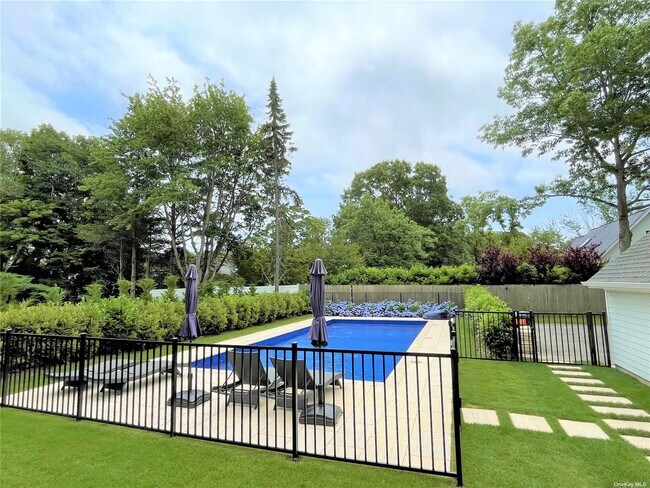 Foto del edificio - 650 Moores Ln N