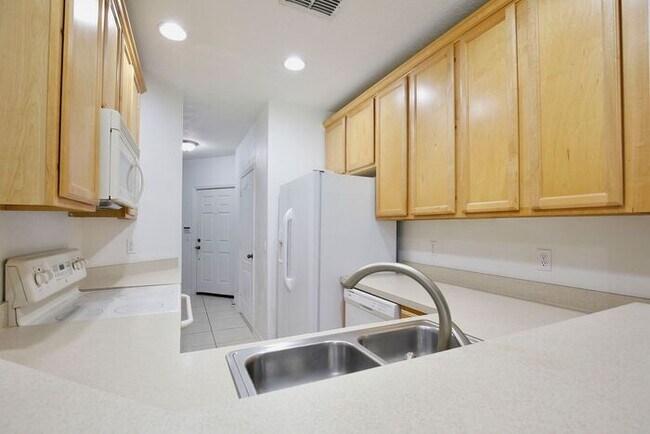 Foto del edificio - Beautiful 2/2.5 Cozy Townhome with a 1 Car Garage in the Gated Community of Victoria Pines - Orlando