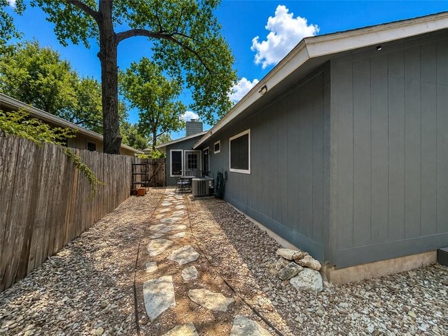 Building Photo - 5712 Shreveport Dr