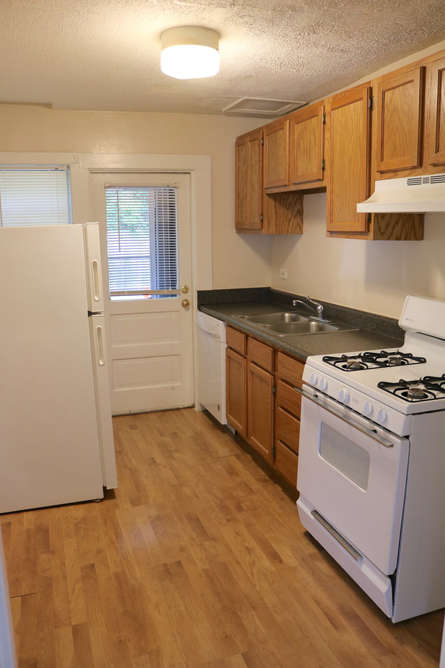 Kitchen - Homewood Townhouse Apartments