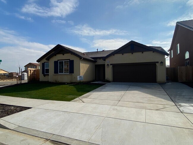 Foto del edificio - 4 Bedroom home located in Northside Visalia! Available Soon!