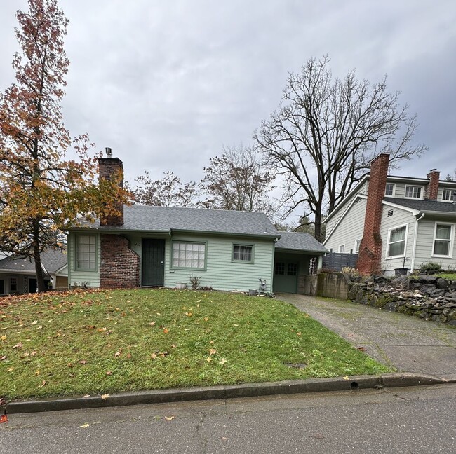 Building Photo - 2 bedroom 1 bath Roseburg home