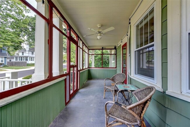Building Photo - ****Pawtucket/Oakhill - Three Bed Single F...
