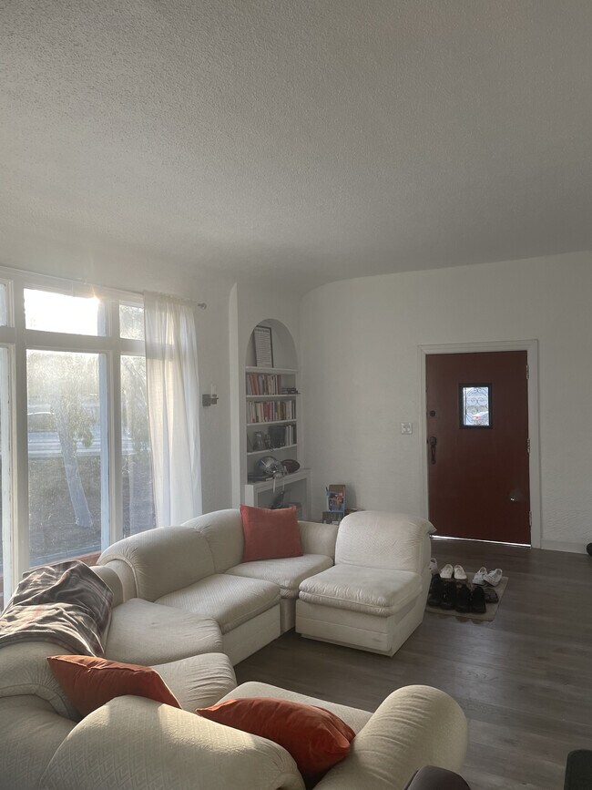 Foto del edificio - 2346 N Cahuenga Blvd