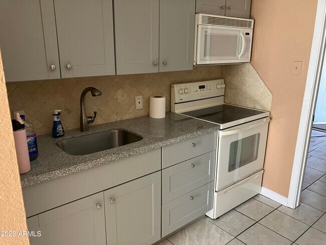 Foto del edificio - 1750 E Oak St