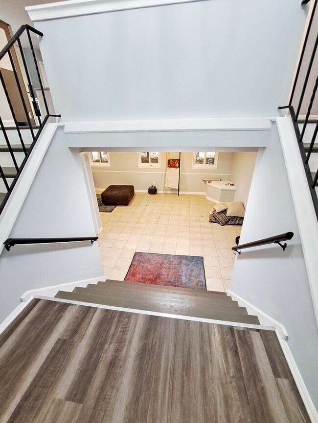 Building Photo - Mid-Century Modern 2-Level Pet Friendly, M...