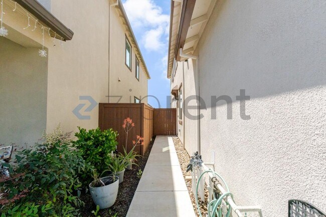 Foto del edificio - 6193 Oberlander Dr