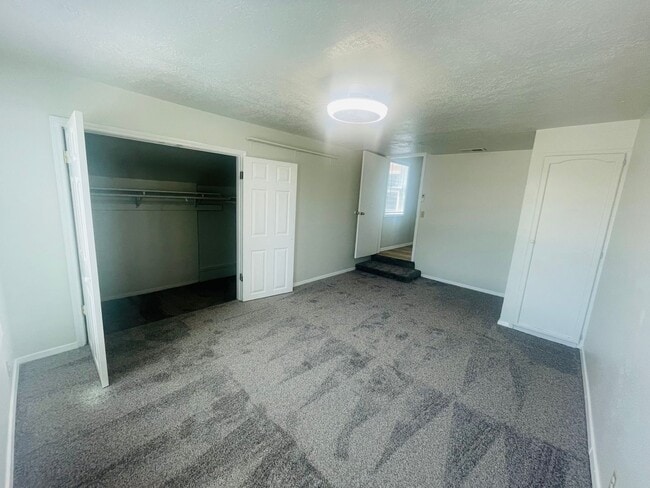 Building Photo - Roomy 3-Bed, 2-Bath Rental: Ideal Space fo...