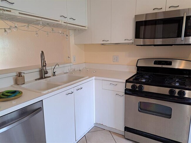 Building Photo - 8123 San Carlos Cir