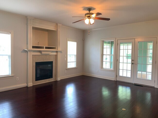 Building Photo - Expansive Residence, Main Level Primary Be...