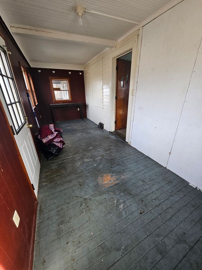 Building Photo - Lower 2 bedroom unit Eastside