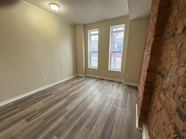 Building Photo - 1 Bedroom Main Floor With In-suite Laundry and Parking