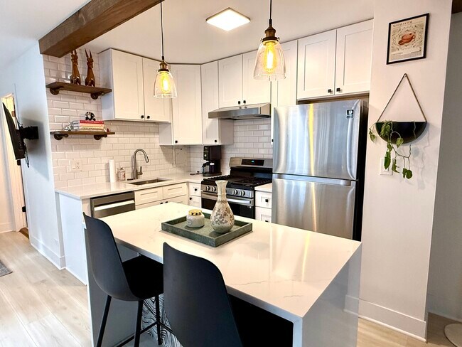 Building Photo - 850 N Dewitt Pl