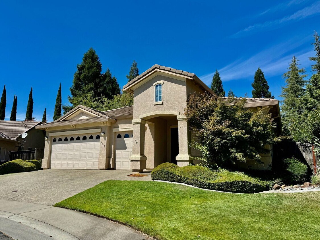 Foto principal - Stunning 3-Bedroom Home in Desirable Blue ...