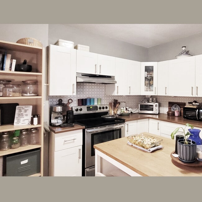 Building Photo - 18 Fairleigh Av S