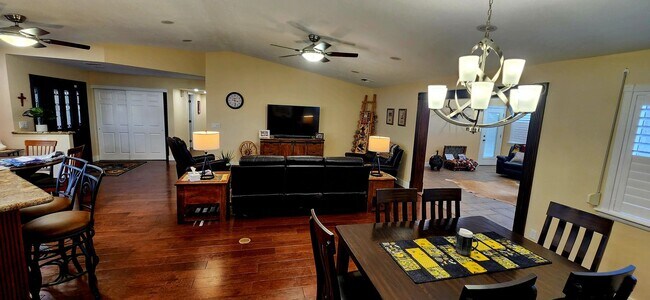 Foto del edificio - Nicely updated home in 45+ Active Adult Community of Leisure World. Available April 1st, 2025 to ...
