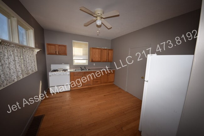 Building Photo - 2 bedroom HOUSE For RENT