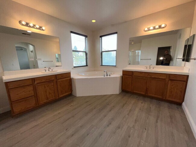 Foto del edificio - Exceptional 4BR/3BA/3 Car Tandem Garage in...