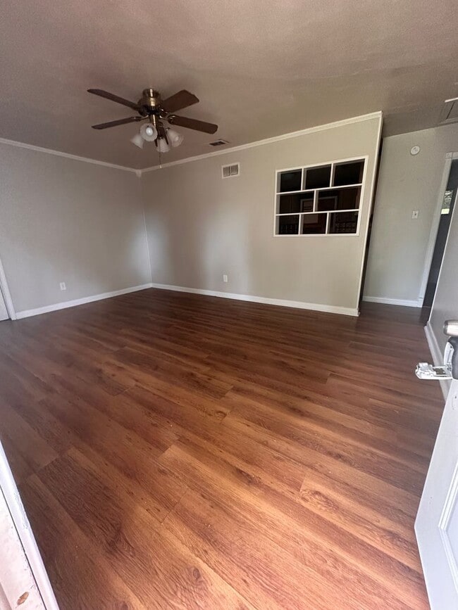 Foto del edificio - 3303 Thunderbird Ln