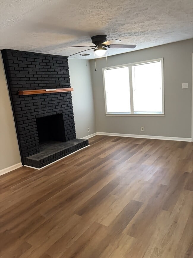 Building Photo - 1101 E 2nd St