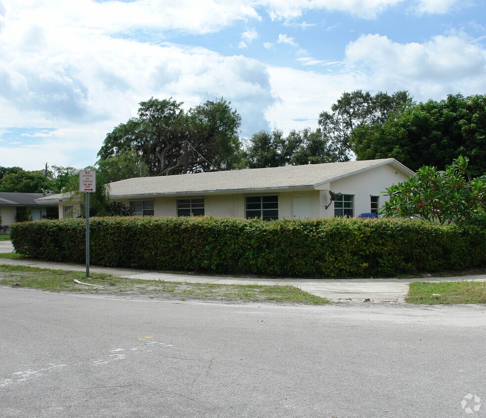 Building Photo - 2500 NE 191st St
