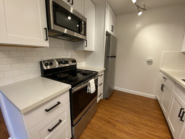 Foto del edificio - Cozy 1-Bed Retreat Overlooking Bellingham Bay with Utilities Savings!