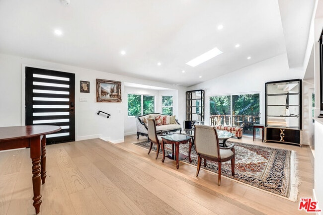 Foto del edificio - 4611 Louise Ave