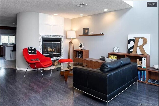 Foto del edificio - 260 Brittany Farms Rd