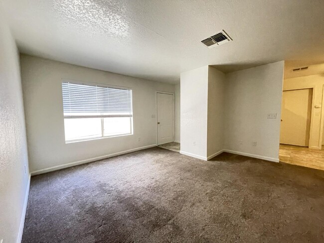 Building Photo - $1,200 Rent BHCRENT.COM 2 bed 2 bath with ...