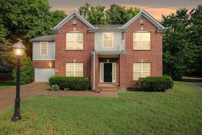 Foto del edificio - Well Appointed 4BR Home in Brentwood
