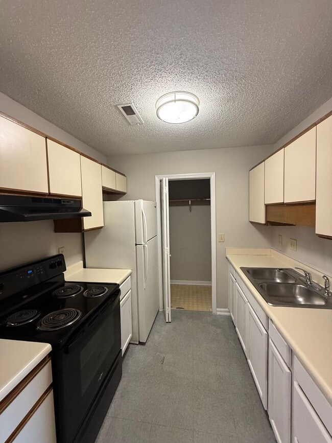Building Photo - Three bedroom, two bath condo in High Point