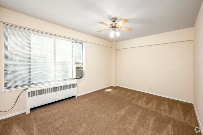 2BR, 1BA - 900SF - Bedroom - Walden Commons