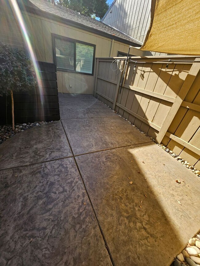 Foto del edificio - 2 BEDROOM 2 BATH WITH LARGE DEN IN THE BEA...