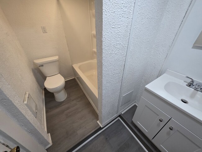 Building Photo - 50 E Main St