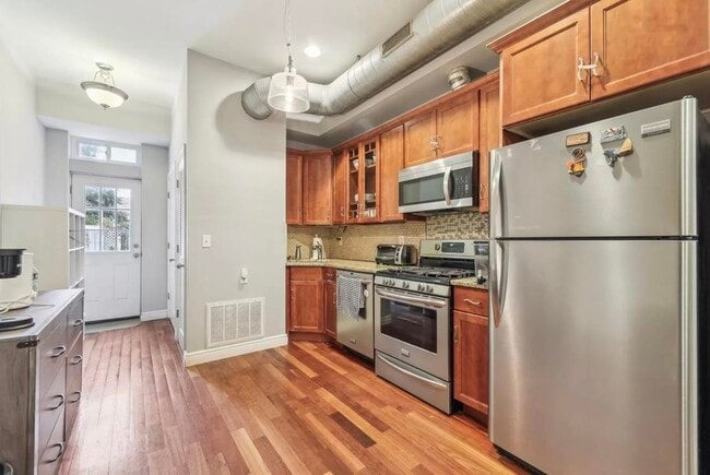 Building Photo - 96 Bowers St