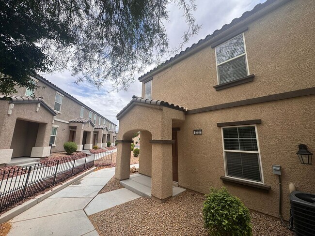 Foto del edificio - Charming 2-Story Townhome | 2 Bedrooms, 2 Baths & Community Pool