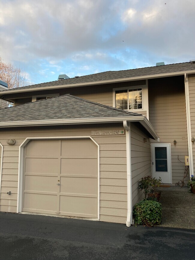 Building Photo - 7246 NE 171st Ln