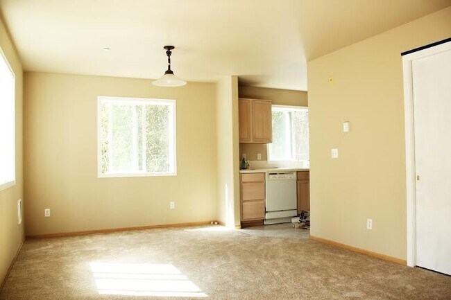 Foto del edificio - Lovely Silver Lake Townhome with Garage- AVAILABLE NOW