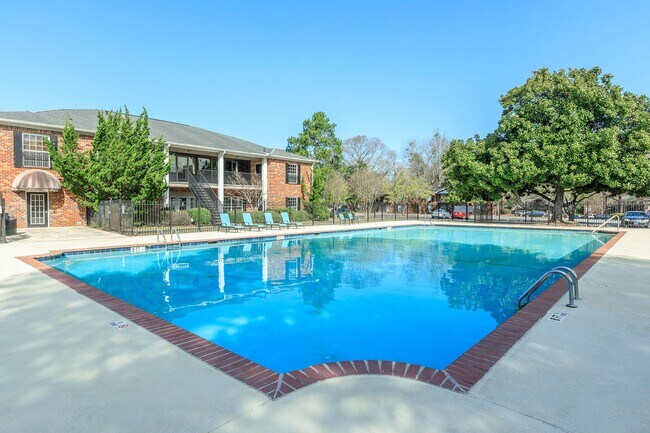 Foto del edificio - Village at the Creek Apartments