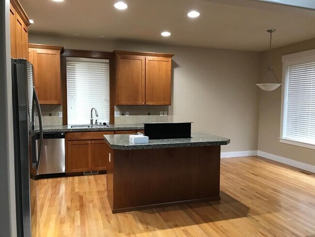 Foto del edificio - Spacious Home in Desirable Fircrest