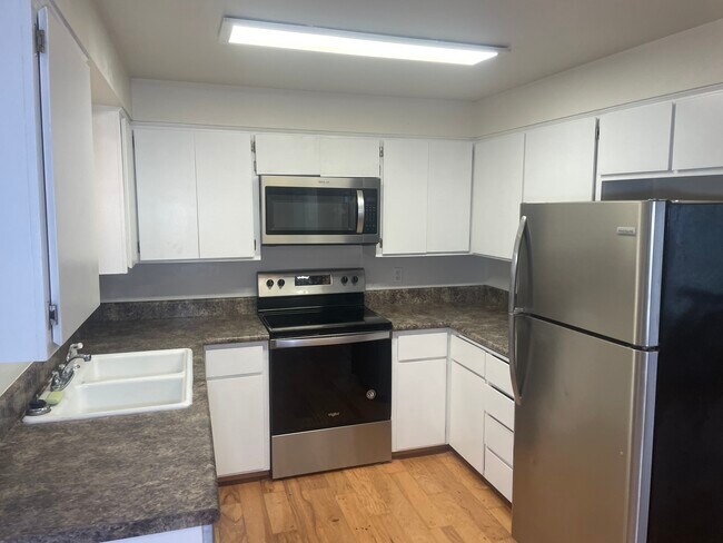 Building Photo - 220 Berglund St