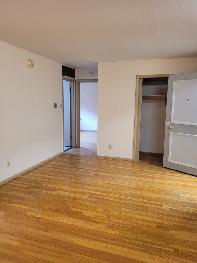 Foto del edificio - 3516 Russell Blvd