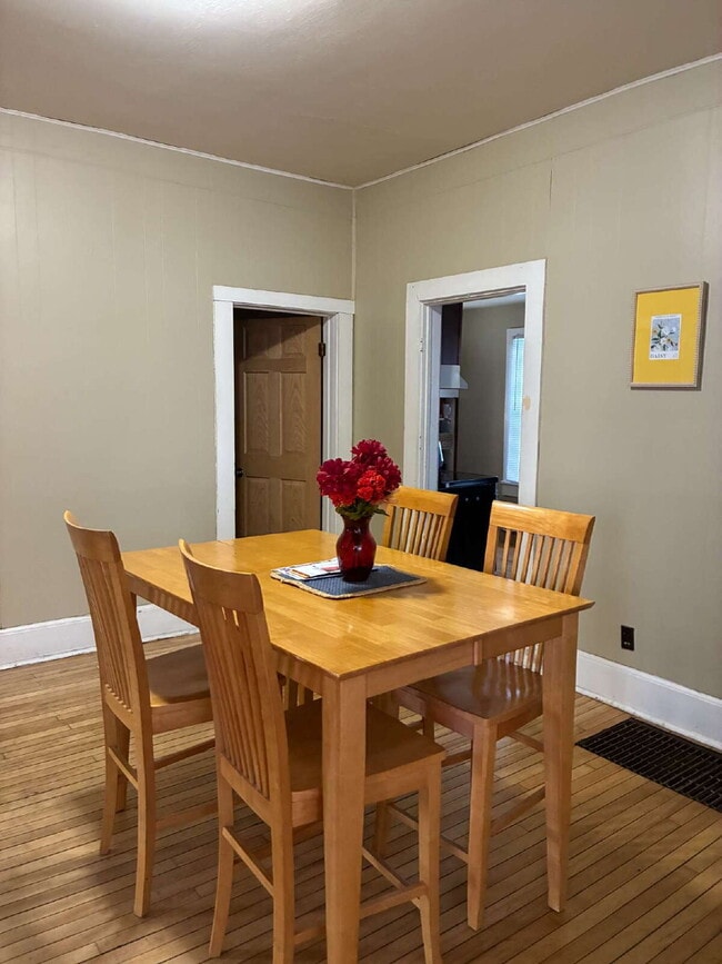 Building Photo - 4 Bed 2 Bath close to UWEC!
