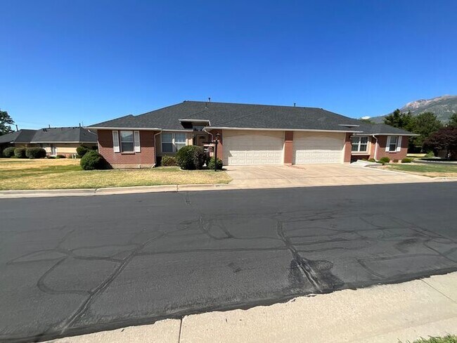 Foto del edificio - 4 bdrm 3 bth Home 2 Car Garage- HOA with Pool