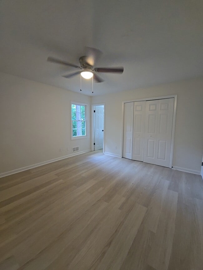 Building Photo - 2347 Greenway Dr