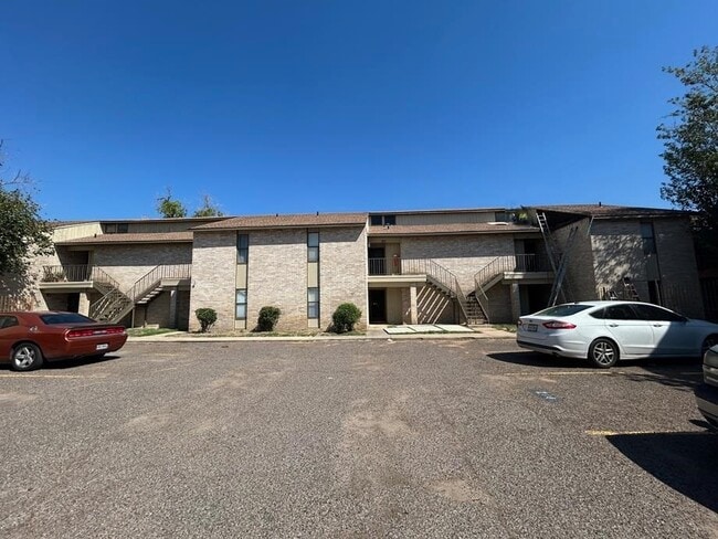 Foto del edificio - 100 Hillside Rd