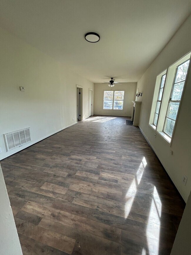 Building Photo - updated 2 bed 1 bath
