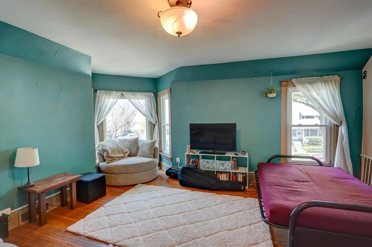 Living room - 1027 Drake St
