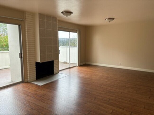 Building Photo - Charming Townhouse